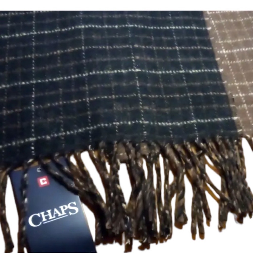 CHAPS & SAKKAS, NWT, WINTER SCARVES. - Picture 3 of 9